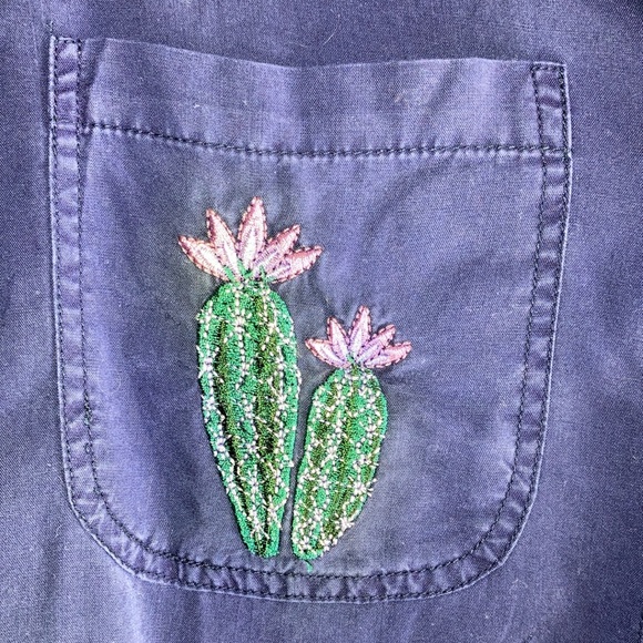 Francesca’s Blouse with embroidered cactus pockets & split back shirttail detail - Picture 2 of 6